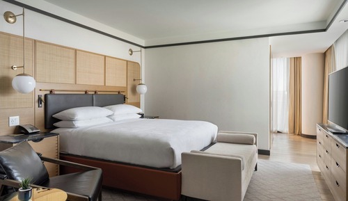 JW Marriott, Suite, 1 King, Partial Bay View, Corner Room