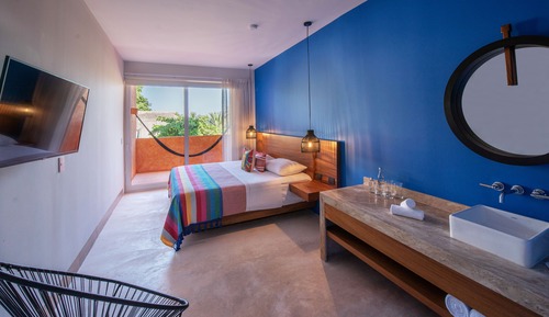 Basic Room, 1 King Bed, Balcony
