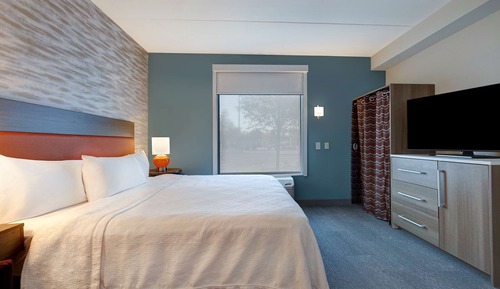 Suite, 1 Queen Bed, Accessible (Mobility & Hearing, Roll-in Shower)