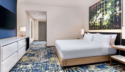 Deluxe Room, 1 King Bed, Hearing Accessible (Panoramic View)