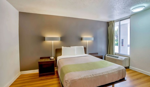 Standard Room, 1 Queen Bed, Non Smoking, Kitchenette