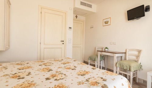 Classic Double or Twin Room, Private Bathroom (Sole)