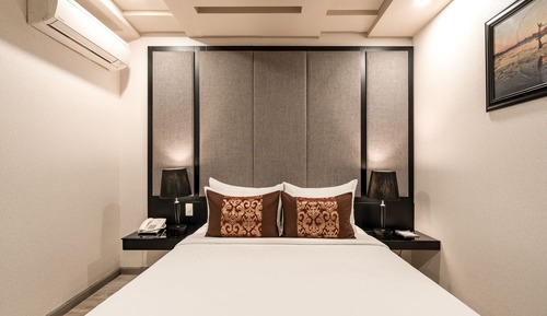 Deluxe Double Windows Room