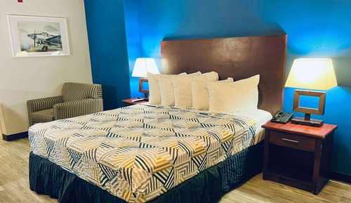 Room, 1 King Bed, Accessible, Non Smoking (Mobility, Roll-In Shower)