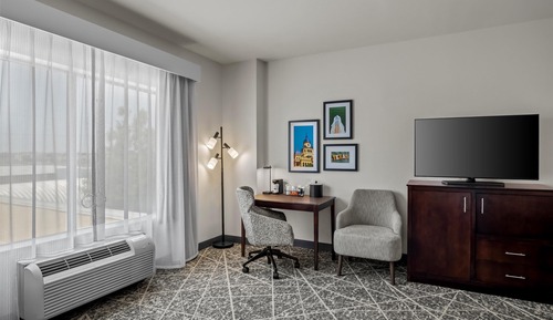 Room, 1 King Bed, Accessible, Bathtub (Mobility & Hearing)