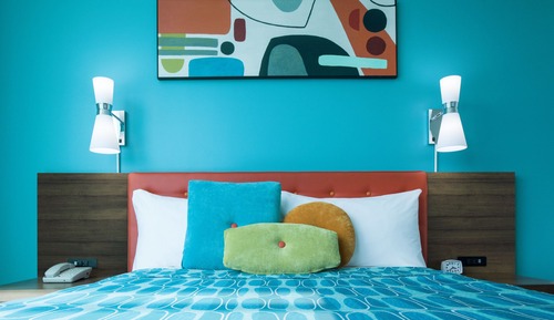Hearing Accessible Poolside Standard Room (Includes Early Park Admission*)