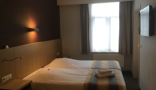 Family Room, 3 Twin Beds