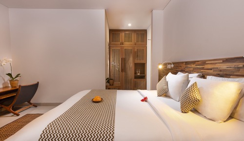 Deluxe Room (Free Daily Afternoon Tea)