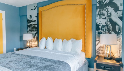 Standard Room, 1 King Bed, Pool View