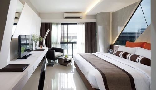Superior Double Bed/Express Way View