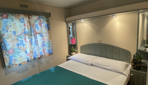 Standard Mobile Home, Terrace