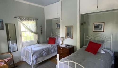Room, 2 Twin Beds (Twin Rivers Room With Shared Bath)