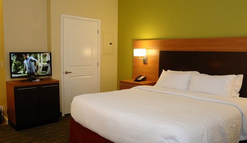 Suite, 2 Bedrooms, Corner (Mobility/Hearing Access, Roll-In Shwr)