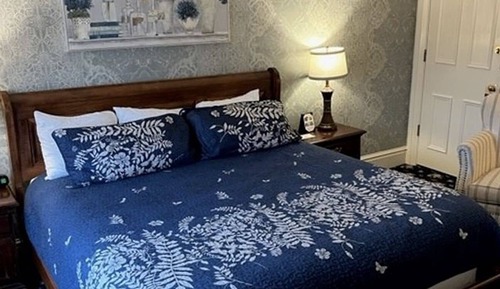Standard Room, 1 King Bed, Non Smoking, Private Bathroom