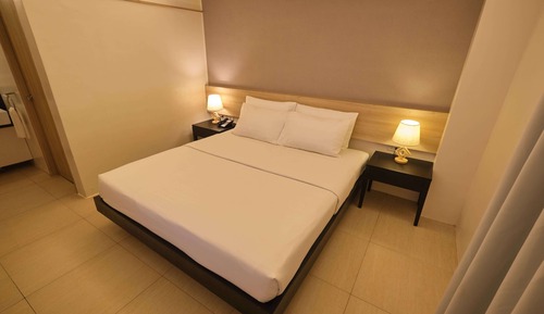 Deluxe Room - Queen Bed