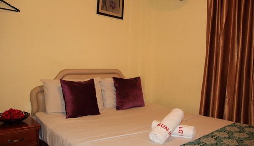 Deluxe Queen Room with Window