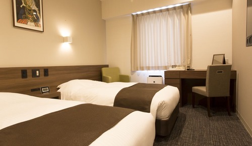 Twin Room, Smoking