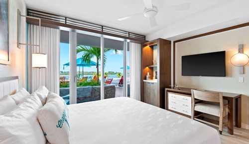 Deluxe Room, 1 King Bed, Poolside
