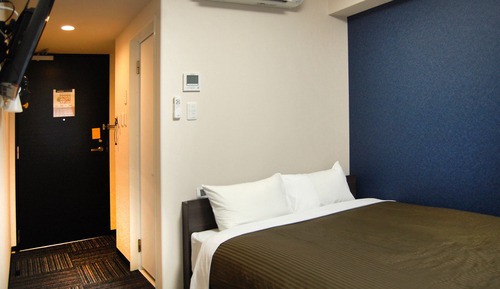Double Room, Smoking