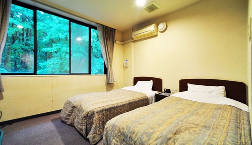 Twin Room, Smoking