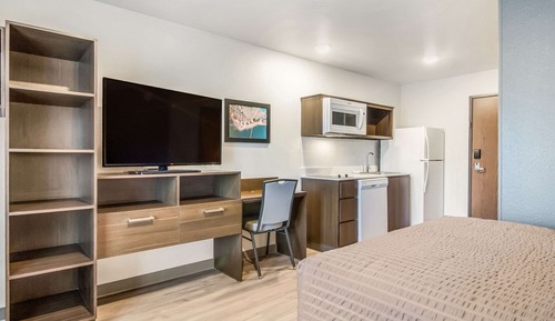 Queen Suite w/ Dishwasher (Dishes/Cookware Included)