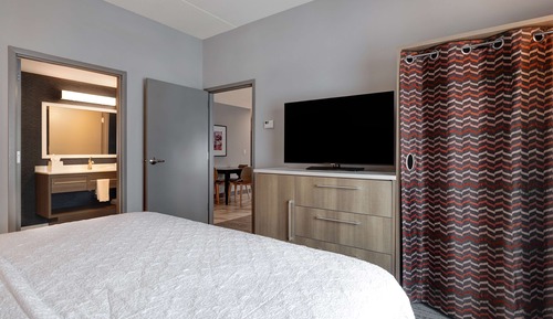 Suite, 1 King Bed, Accessible, Bathtub