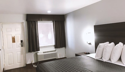 Room, 1 King Bed, Smoking