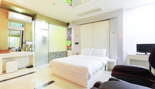 Room (Deluxe (massage chair))