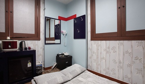 Room (Ondol (Netflix viewing available))