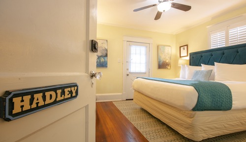 Standard Room, 1 Queen Bed, Balcony