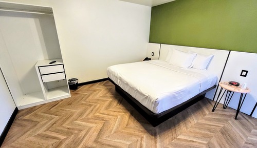 Deluxe Room, 1 King Bed, Accessible, Non Smoking