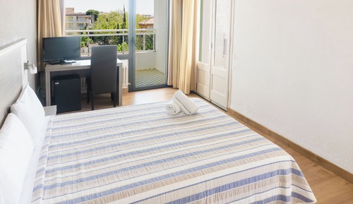 Habitación básica con 1 cama doble o 2 individuales