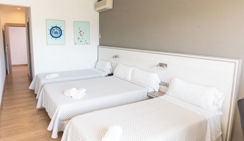 Family Quadruple Room (2 adults + 2 children)