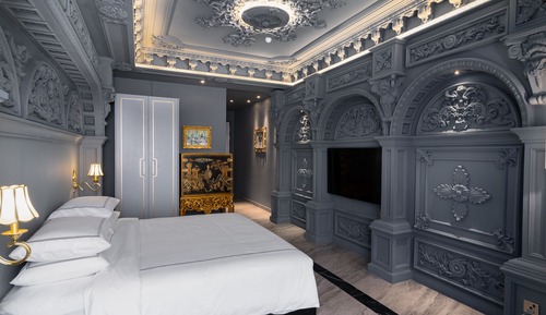 PALATIAL NOIRE VII