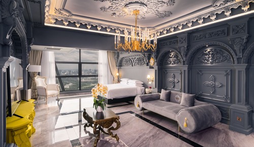 PALATIAL NOIRE III