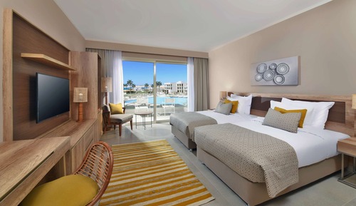 Superior Room, 1 Queen Bed, Pool View (Grand)