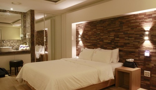 Room (Standard Queen)