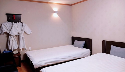 Room (Twin Bed Room)