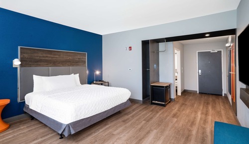 Room, 1 King Bed, Accessible (Roll-In Shower)