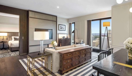 Club Suite, 1 King Bed, Club Lounge Access, Mountain View (Opera)