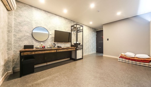 Room (Ondol (air purifier Netflix available)
