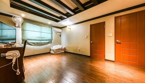 Room (Ondol Room)