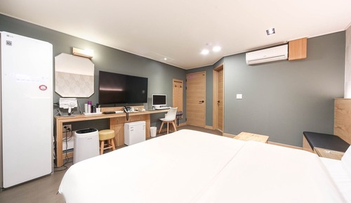 Room (Deluxe all-in-one PC (10th generation)