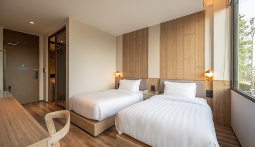 Deluxe Room, 2 Twin Beds, Balcony, Pool View