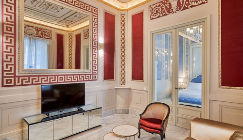 Deluxe Suite, Balcony (Salón Rojo)