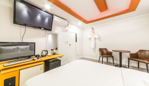 Room (Suite)