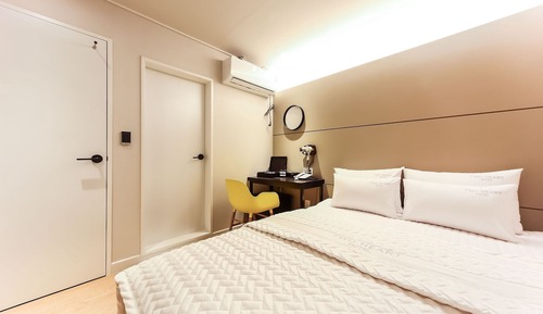 Room (Semi Room)