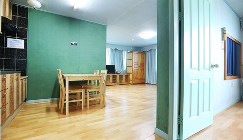 Room (Family room)