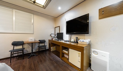 Room (Semi-Suite Room (massage chair))