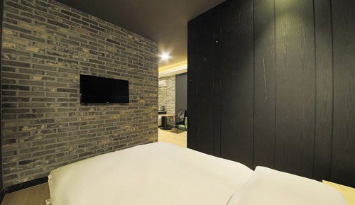 Room (Twin mirror room (mirror room 2 TVs f)